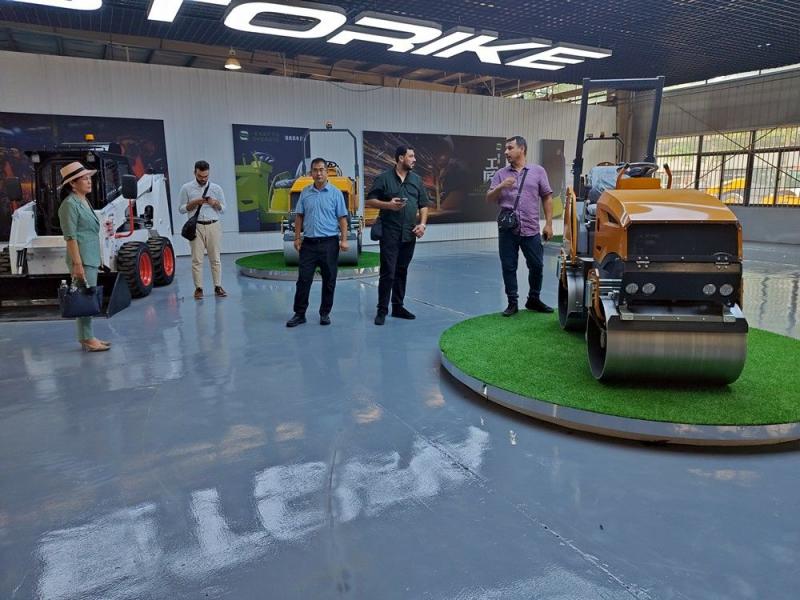 國外客戶來我廠參觀考察小型壓路機(jī)，并達(dá)成合作意向
