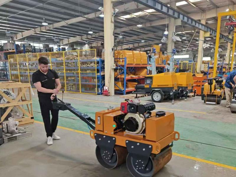 國外客戶來我廠參觀考察小型壓路機(jī)、移動照明車等產(chǎn)品