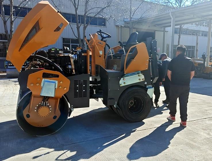 3月18日，哈薩克斯坦客戶來廠體驗考察5噸膠輪壓路機
